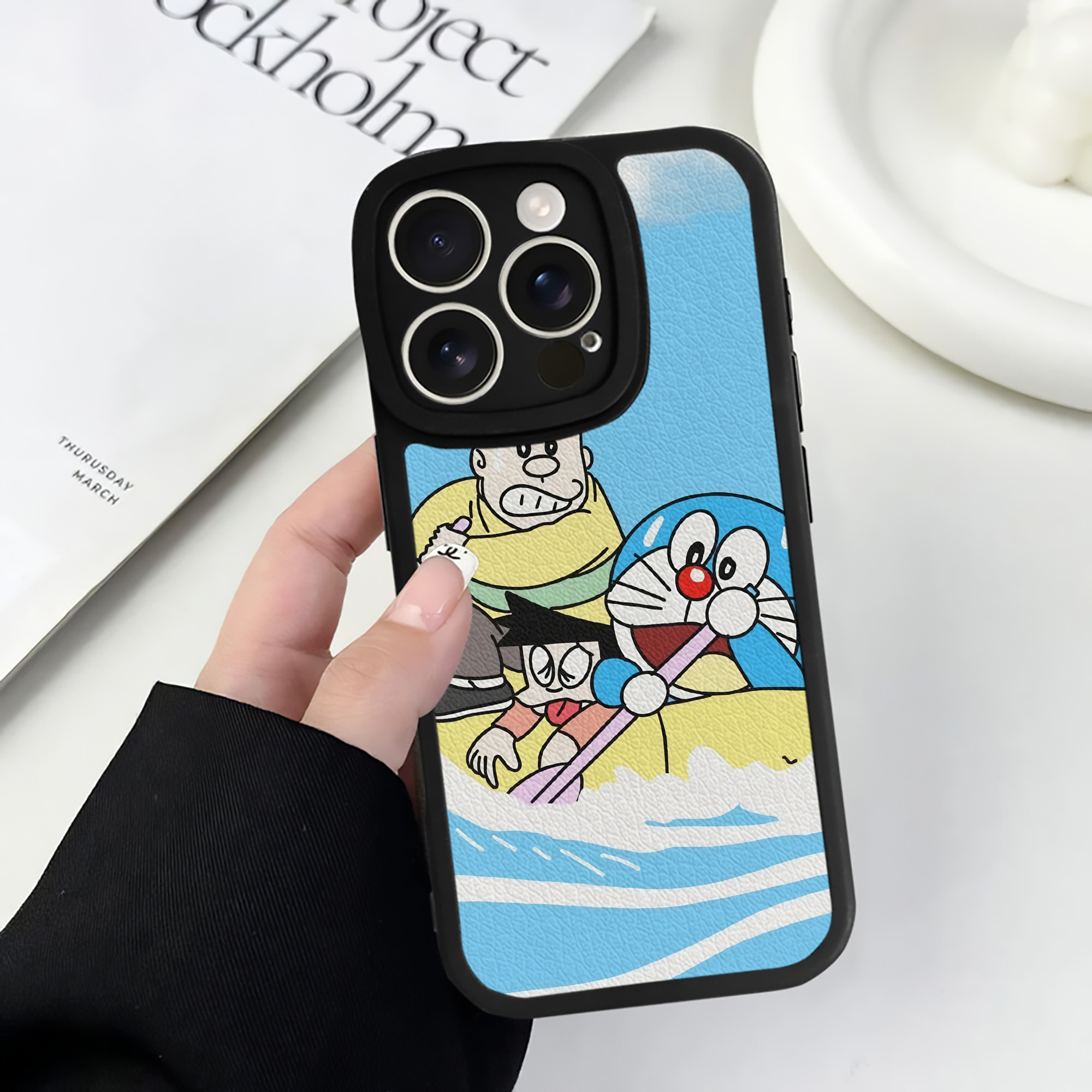 （画像用） ドラえもん Doraemon 【iPhone 16シリーズ対応】シリコンスマホケース（レザー調） 材質：シリコン